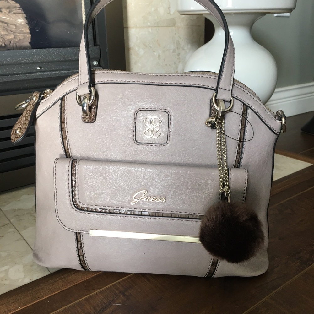 NWT - GUESS - Purse / Hand Bag